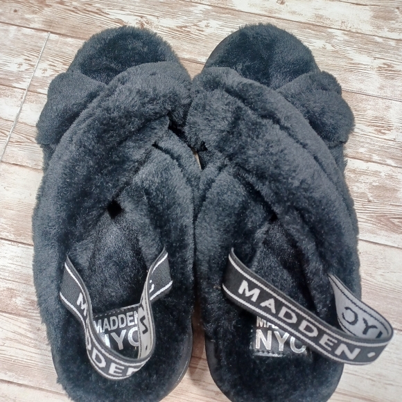 Steve Madden NYC Fuzzy Fluffy Indoor Outdoor Slippers Black Like New Size 9 - Picture 12 of 16